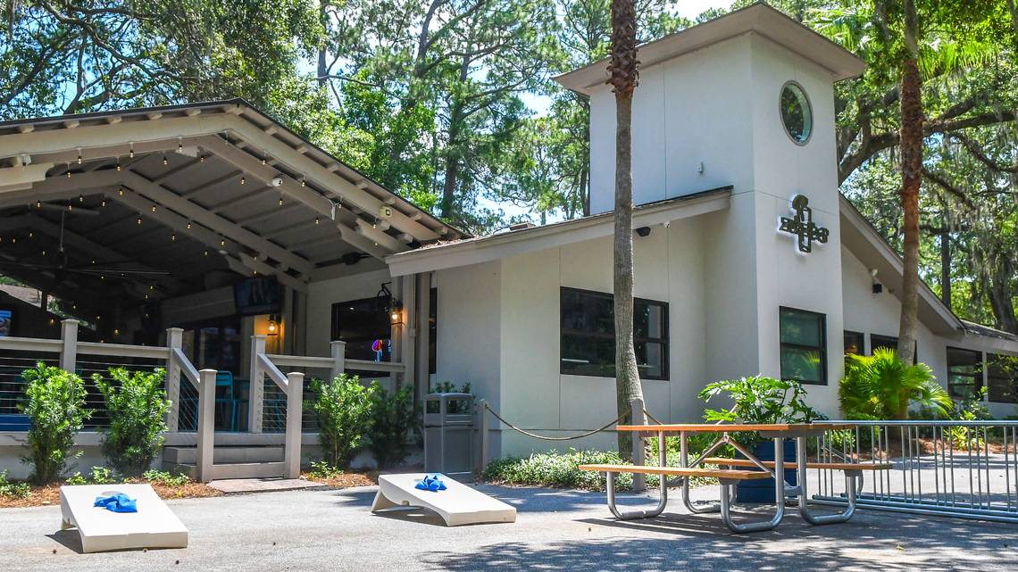 The entrance of Zunzibar on Hilton Head Island showcases its vibrant and inviting atmosphere.